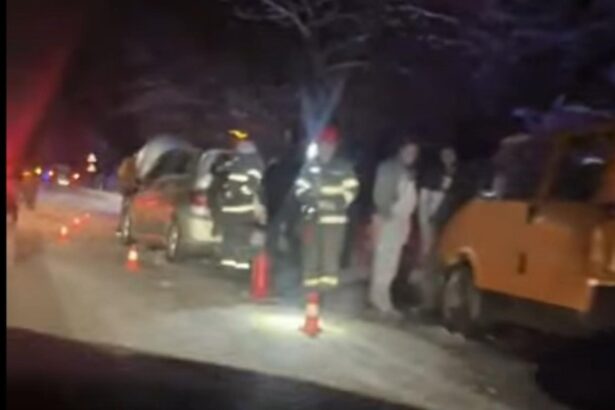 carambol pe dn71 din cauza zapezii patru masini au fost implicate trei oameni au ajuns la spital video 6980f9e9a06da