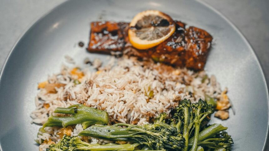 cea mai gustoasa reteta de orez cu somon ingredientul care ii confera un gust aparte 698b0f82d6fcd