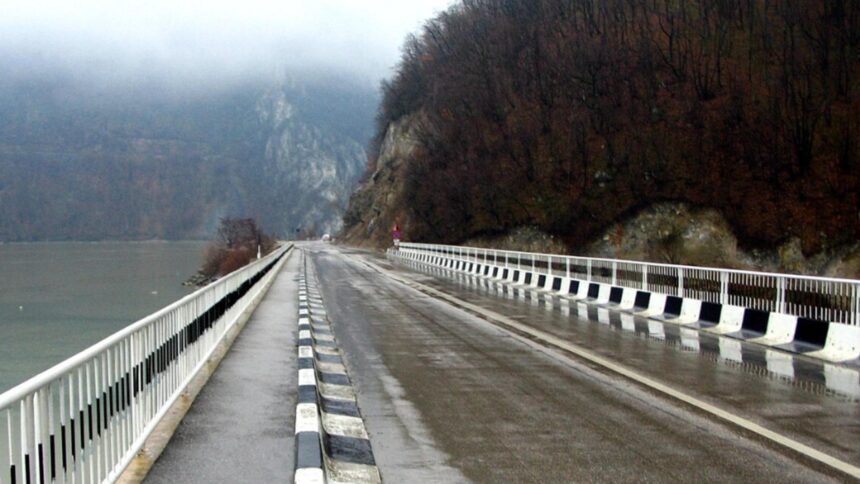 cel mai nou indicator rutier din romania si a facut aparitia in comunele si satele de pe malul dunarii 6984a94db9a68