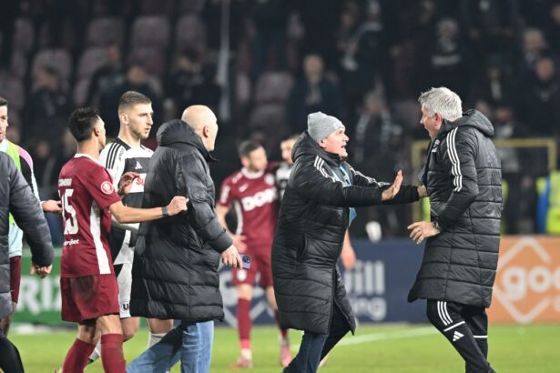cfr cluj si u cluj la cutite dupa derby ul incheiat cu scandal fura la noi fura 698d93d3b0c7b