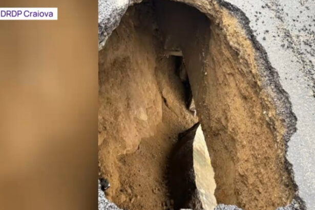 crater urias in asfalt pe dn 56a drobeta turnu severin calafat se circula cu restrictii 6981df955ebff