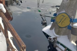 dezastru ecologic pe dunare o nava cu produse petroliere s a scufundat in zona plaja veche din giurgiu fotovideo 6983567095836