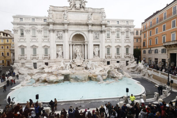 disputa la roma taxa de 2 euro pentru fontana di trevi acceptata de unii respinsa de altii este istorie trebuie sa fie gratuita 6984ca2725d88