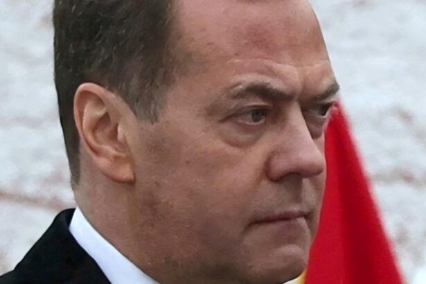 dmitri medvedev avertizeaza lumea e mai periculoasa ca oricand dar rusia nu vrea un conflict global 6980503e27aa7