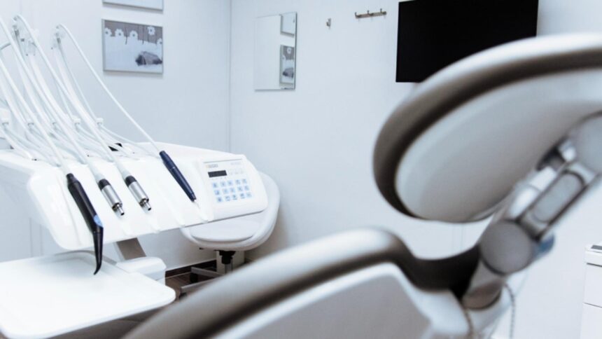 doi stomatologi din italia condamnati la inchisoare dupa ce i au scos unei femei 11 dinti sanatosi 6980829380380