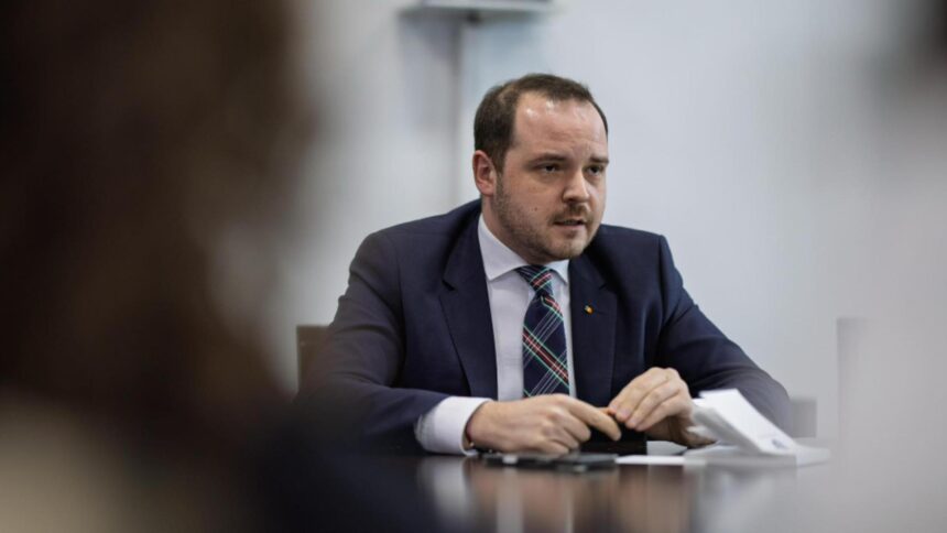 fara taieri salariale si fara programe anulate in sistemul medical alexandru rogobete daca ilie bolojan nu ceda medicii ar fi plecat in strainatate 6993fe12bb9f1