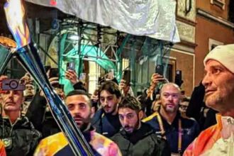 foto si video moment istoric chivu a purtat torta olimpica prin milano 6984e95ba7e3e