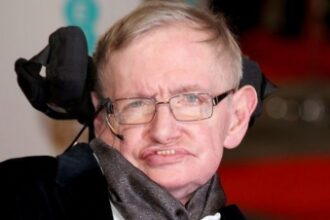 fotografia inedita cu stephen hawking pe sezlong alaturi de doua tinere descoperita in dosarele epstein numele omului de stiinta mentionat de sute de ori 699f2b8653ba7