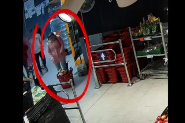 grup de cinci persoane retinut in timis dupa ce a folosit cardul unei femei care isi pierduse portofelul retragerile de bani surprinse de camerele video 6986330cac63f