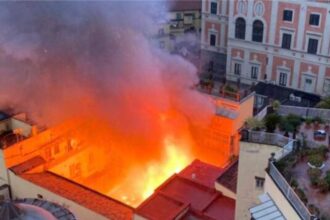 incendiu devastator in centrul orasului napoli un teatru cu traditie de peste doua secole distrus de flacari 6994debc9a41c
