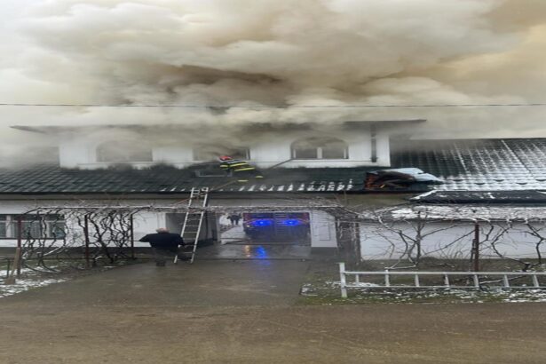 incendiu la o manastire din gorj pompierii intervin pentru stingerea flacarilor 699987c7430c6