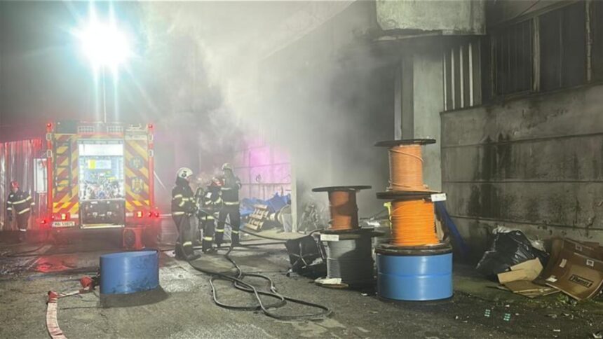 incendiu puternic la o hala din tulcea cu risc de propagare spre blocurile din zona 698793b0976ea