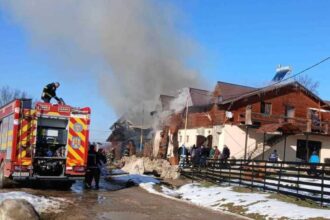 incendiu puternic la restaurantul unei pensiuni din romania mai multi turisti se aflau in interior 69a30fa02e1d2