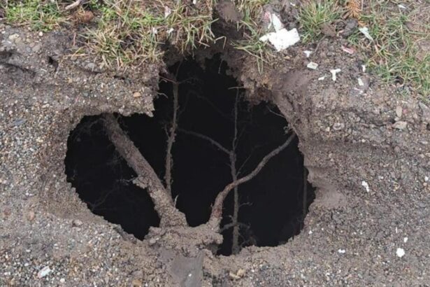 interventie a pompierilor intr o comuna din iasi dupa o tasare de teren produsa intr o gospodarie 69a17ed851761