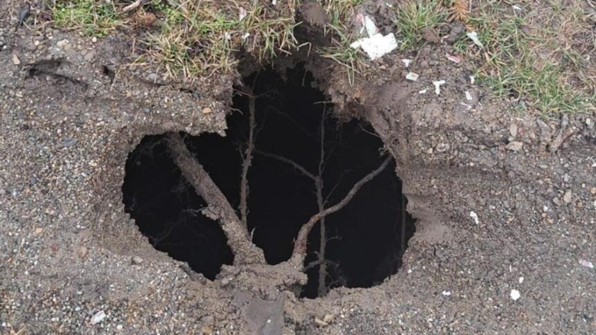 interventie a pompierilor intr o comuna din iasi dupa o tasare de teren produsa intr o gospodarie 69a17ed851761