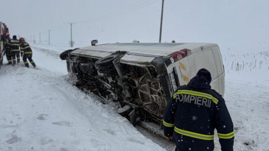 microbuz cu 16 pasageri rasturnat in giurgiu pe dn5 a fost activat planul rosu de interventie foto 69996f18ad703