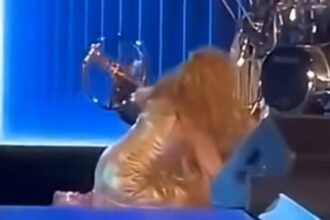 momentul in care shakira se prabuseste pe scena in mijlocul unui mega concert video 698b93e76b8a8