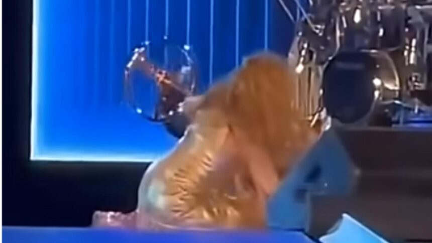 momentul in care shakira se prabuseste pe scena in mijlocul unui mega concert video 698b93e76b8a8