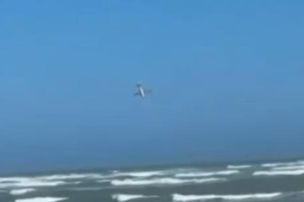 momentul in care un avion se prabuseste sub privirile turistilor in australia trei persoane au murit dupa impactul cu oceanul 698710be8f0d8