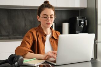 o angajata castiga in instanta dupa ce s a accidentat in timp ce lucra de acasa judecatorii au considerat ca e accident de munca 699e1bb89a501