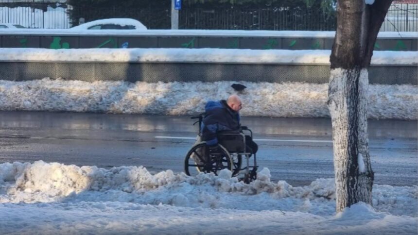 om in scaun cu rotile in zapada din bucuresti imagini de pe cel mai circulat bulevard video 69973ef577b95