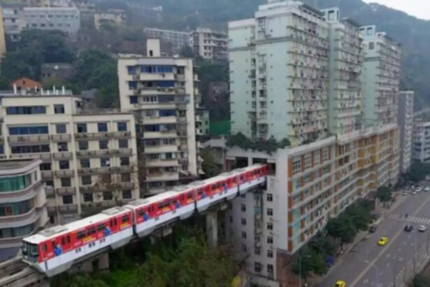 orasul unde metroul trece printr un bloc de locuinte locatarii iau liftul si coboara direct in statie 697e7b4904d4f