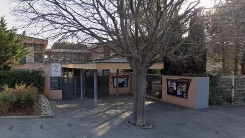 profesoara grav ranita in franta dupa ce un elev de 14 ani a atacat o cu cutitul la colegiu 6982529f4a62f