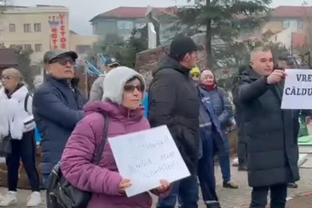 protest in fata primariei motru oamenii exasperati de frigul din case striga la unison vrem caldura 6985b0fd7b9ae