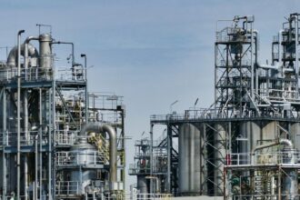 rafinarie din ploiesti sanctionata cu 100 000 de lei pentru nerespectarea obligatiilor de mediu privind un teren contaminat 699db4883c2e3