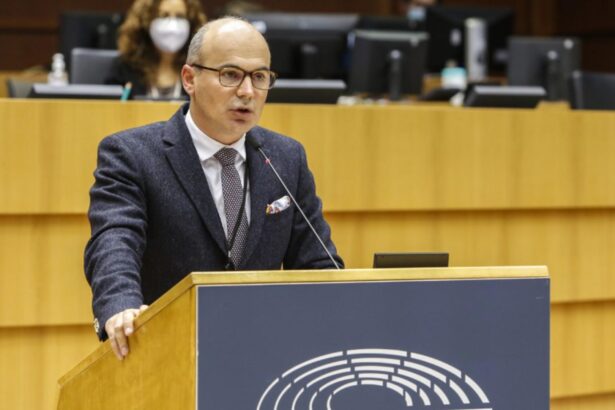 rares bogdan despre economia romaniei cresterea taxelor inseamna nenorocire sufoci economia cea care plateste taxe 698f6203aaeed