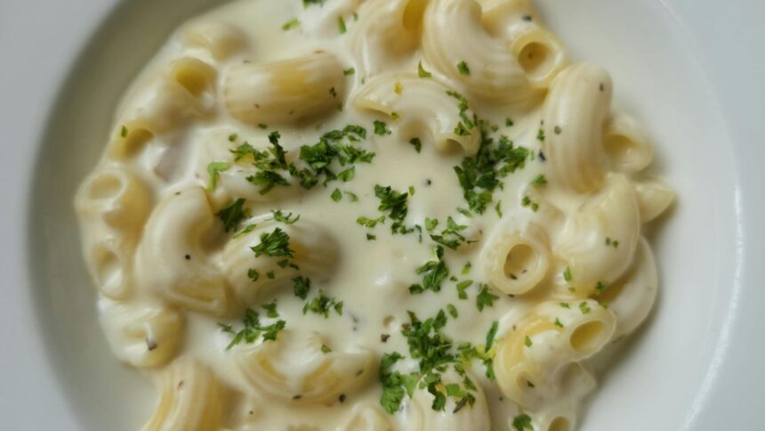 reteta celui mai bun sos alb pentru paste ingredientul secret care ii confera un gust aparte si o textura perfecta 698318796d39d