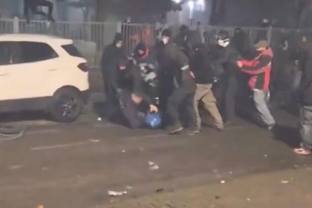 revolte de strada in italia un politist aproape sa fie linsat de antifa grupare de extrema stanga video 697f3b5eb746a