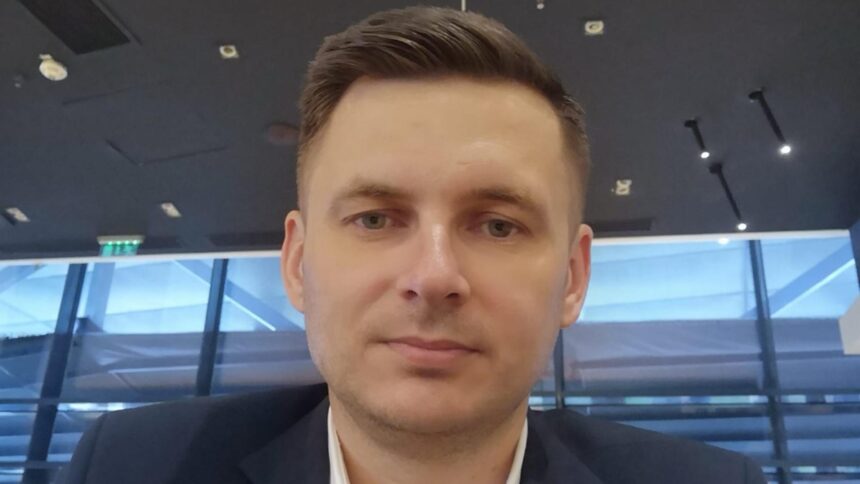 scandal cu golanii in parlament cum se ataca pe la spate dupa ce a uitat ca are microfonul pornit video 699624dd55170