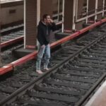 scene de groaza la metrou un barbat a coborat descult pe sine si a amenintat ca se sinucide video 697f867e3453e