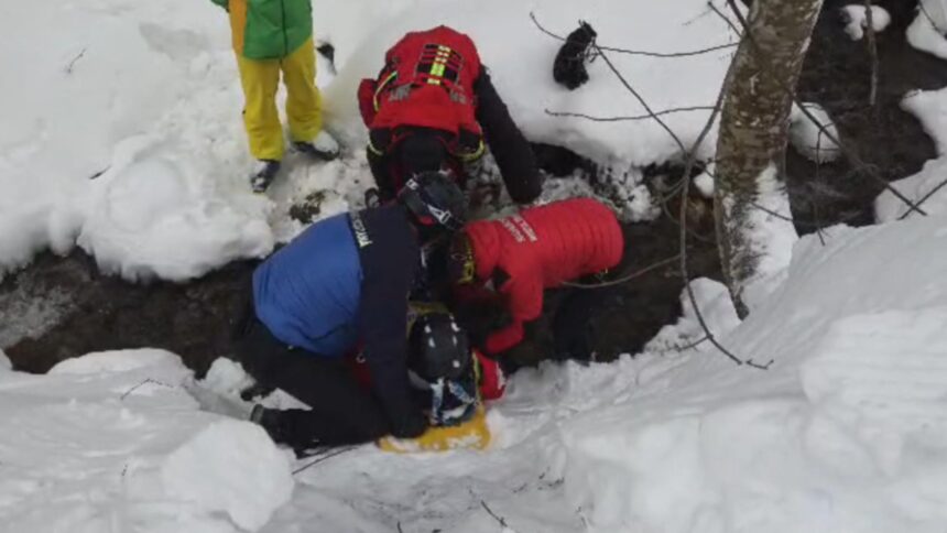 schior cazut intr un parau la predeal salvat de jandarmi si salvamont partia era inchisa video 699818e1786e4