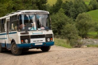 socul unei pensionare si a investit toate economiile intr o casa iar acum afla ca un autobuz ii va trece prin gradina 699ca380e666a