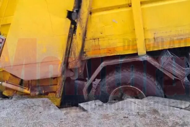 sosea surpata in centrul galati o masina de gunoi a cazut intr o groapa 699d86d31fd8e