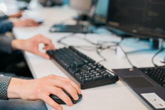 studiu 2026 ce isi doresc angajatii in noul an profesional salariu mai mare 80 program flexibil 45 remote 40 avansare si proiecte motivante 35 699db23d33a18