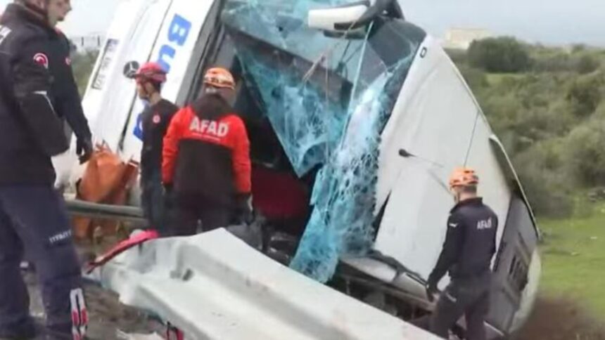 tragedie in turcia opt morti si 26 de raniti dupa ce un autobuz a iesit de pe sosea si s a rasturnat foto video 697f4844a0ef4