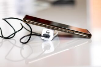 un adolescent de 16 ani a ajuns la terapie intensiva dupa ce a fost electrocutat in somn incarcatorul telefonului i s a infasurat de gat 6989a337a0906