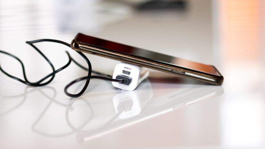 un adolescent de 16 ani a ajuns la terapie intensiva dupa ce a fost electrocutat in somn incarcatorul telefonului i s a infasurat de gat 6989a337a0906