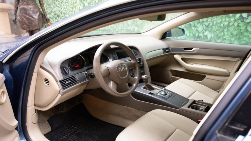 un copil de 11 ani si a accidentat mama dupa ce a pus in miscare masina lasata cu cheile in contact 699f6f7f5cdef