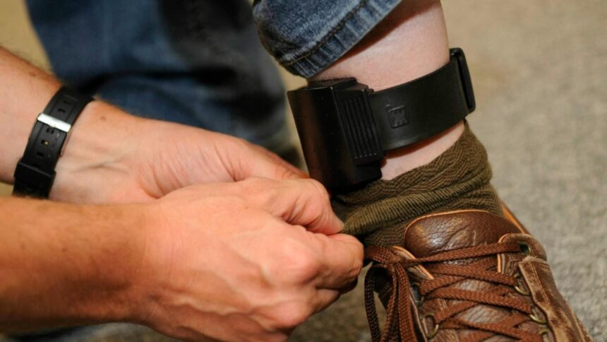 un primar este obligat sa poarte bratara electronica dupa ce ar fi sechestrat doua femei 6984aef9b49d2