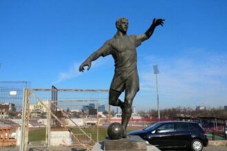 video exclusiv statuile legendelor lui dinamo au fost mutate ce se intampla cu sculptura lui catalin hildan 698cd01c796c7