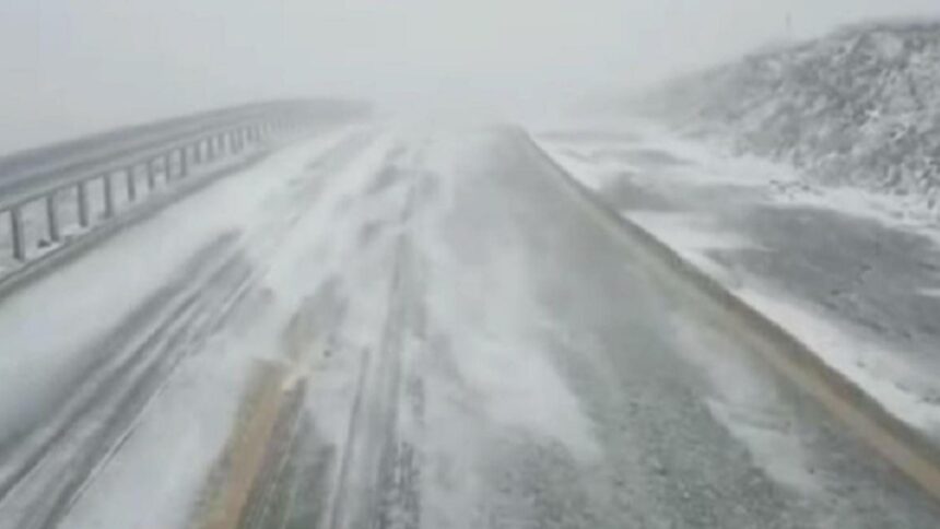 zeci de drumuri blocate din cauza viscolului a fost emis cod galben drumarii intervin de urgenta 69994d3f93068