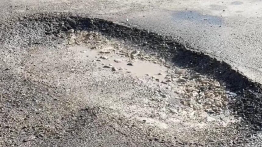 cratere de un metru pe sosea statiile de autobuz au fost mutate 69a3ffcbbe607