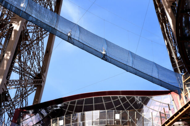 galerie foto turnul eiffel deschide o noua atractie pentru vizitatori un pod suspendat la 60 de metri 69c4c0c8e8b83