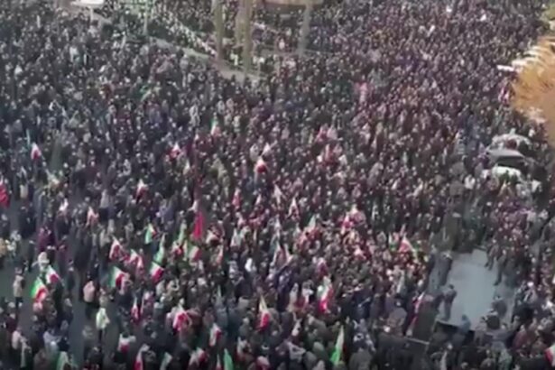 mii de iranieni au iesit pe strazi sa scandeze moarte americii moartea lui khamenei privita oficial drept un martiriu 69a3e9964ac55