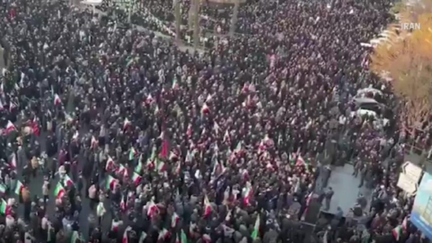 mii de iranieni au iesit pe strazi sa scandeze moarte americii moartea lui khamenei privita oficial drept un martiriu 69a3e9964ac55