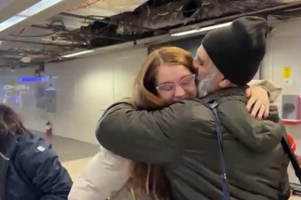 primii romani repatriati dupa suspendarea zborurilor din orientul mijlociu peste 300 de persoane au ajuns in tara marti dimineata imagini emotionante 69a679d8a3cb3